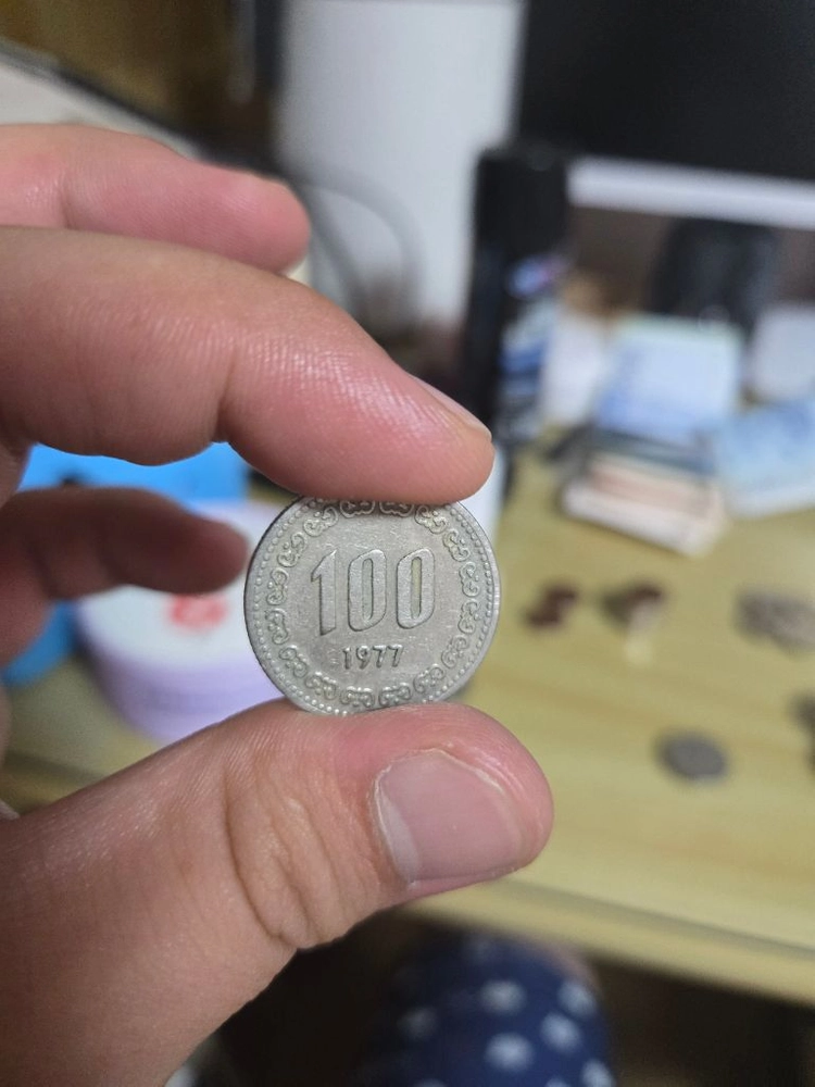 1973년 100원 / 1977년 100원 2개 / 1979년 100원 옛날 동전 이미지