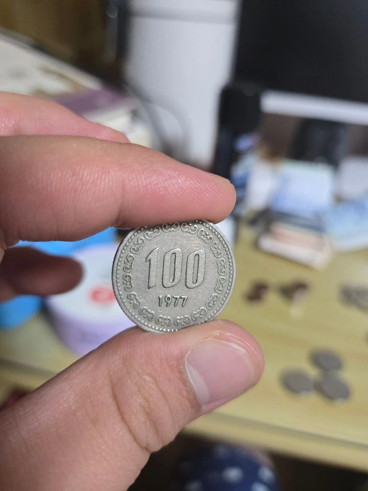 1973년 100원 / 1977년 100원 2개 / 1979년 100원 옛날 동전 이미지