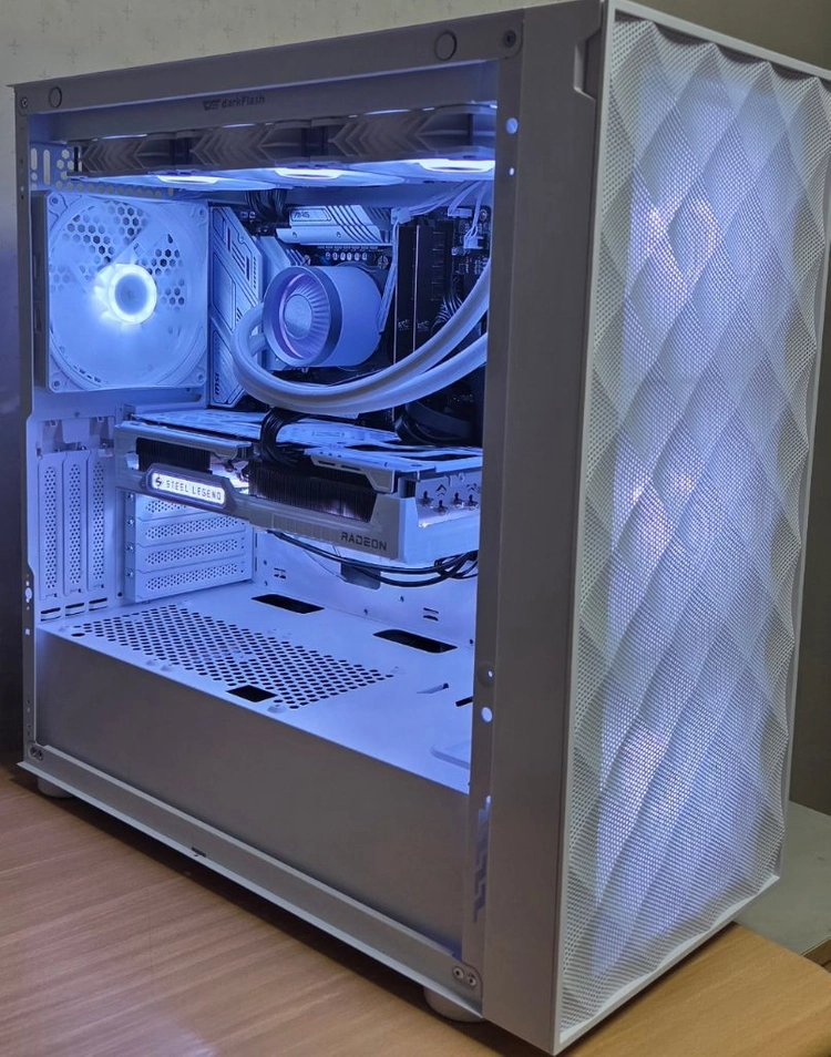 고사양 화이트 게이밍 컴퓨터 본체(작업겸용) (i7-14700k / 32gb / 1tb / 9070xt) 새재품급 이미지