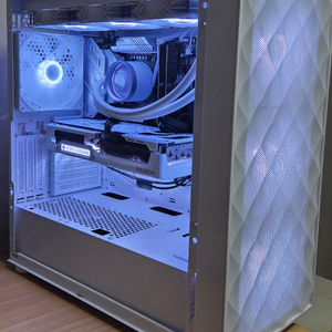 고사양 화이트 게이밍 컴퓨터 본체(작업겸용) (i7-14700k / 32gb / 1tb / 9070xt) 새재품급 이미지