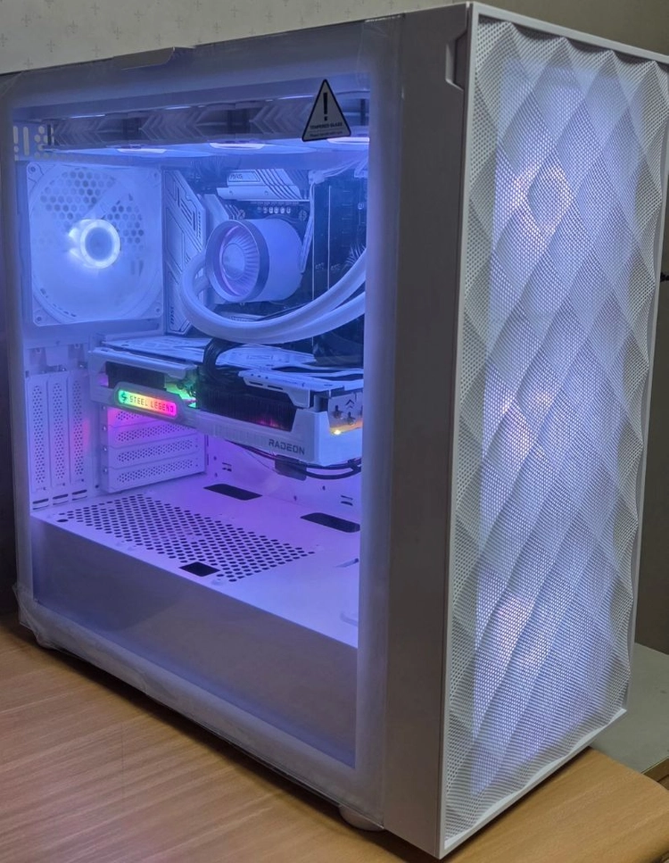 고사양 화이트 게이밍 컴퓨터 본체(작업겸용) (i7-14700k / 32gb / 1tb / 9070xt) 새재품급 이미지