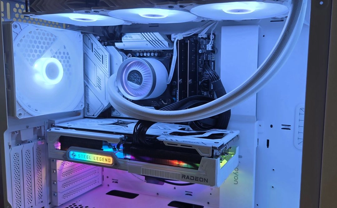 고사양 화이트 게이밍 컴퓨터 본체(작업겸용) (i7-14700k / 32gb / 1tb / 9070xt) 새재품급 이미지