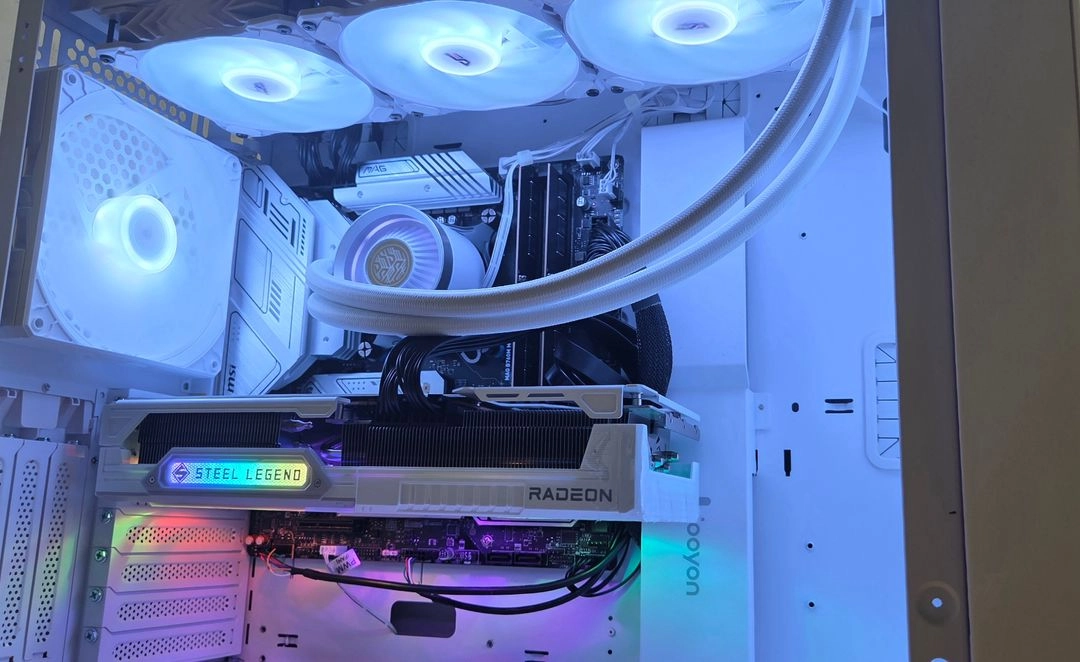 고사양 화이트 게이밍 컴퓨터 본체(작업겸용) (i7-14700k / 32gb / 1tb / 9070xt) 새재품급 이미지