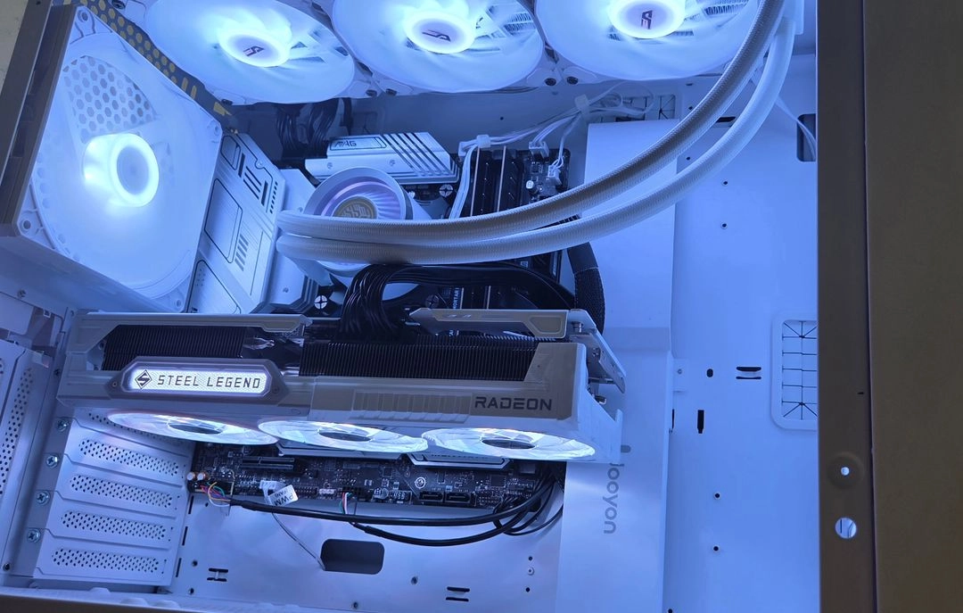 고사양 화이트 게이밍 컴퓨터 본체(작업겸용) (i7-14700k / 32gb / 1tb / 9070xt) 새재품급 이미지