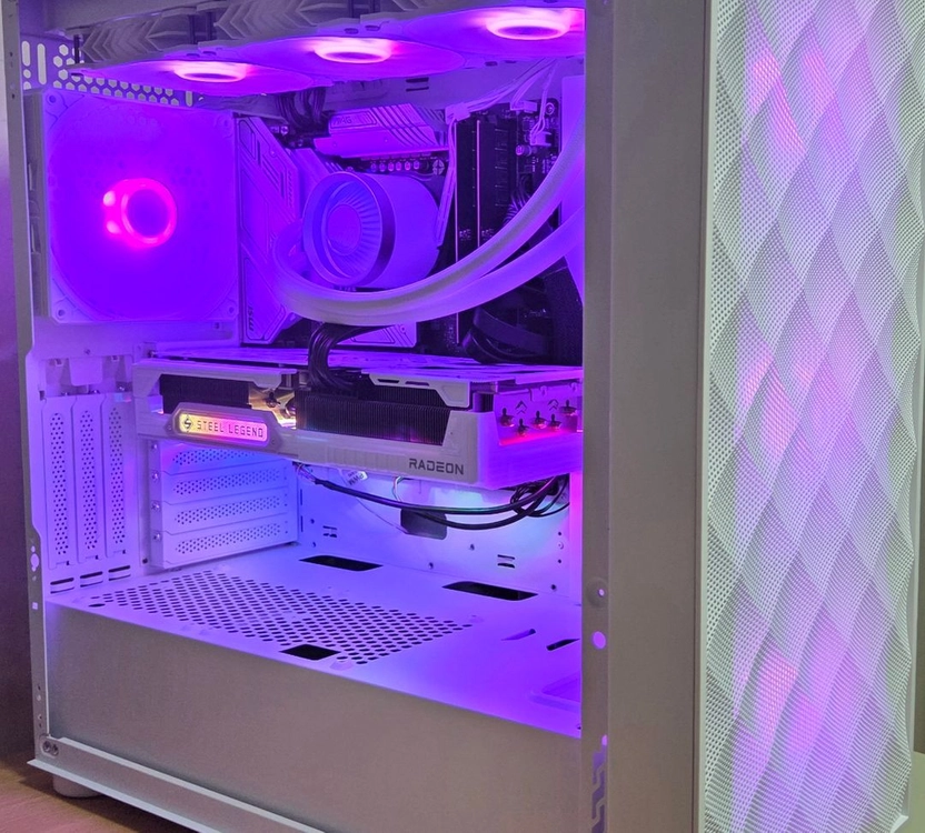고사양 화이트 게이밍 컴퓨터 본체(작업겸용) (i7-14700k / 32gb / 1tb / 9070xt) 새재품급 이미지