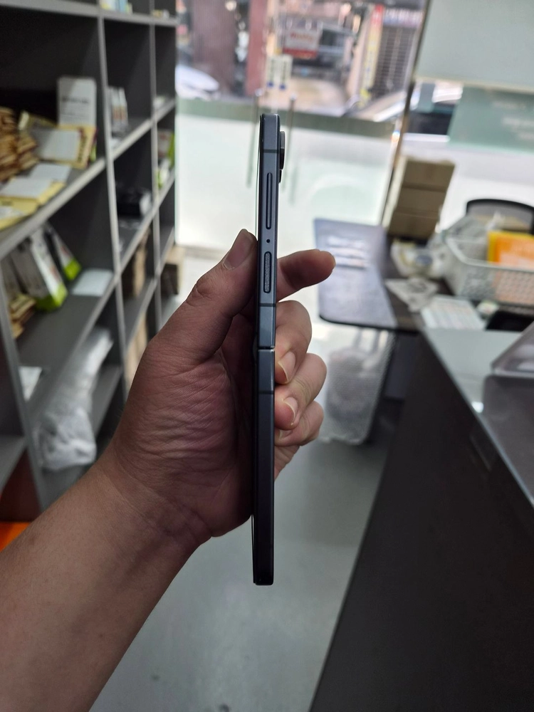 가성비)갤럭시 Z플립7 블랙 256G(외부필름/케이스) 이미지