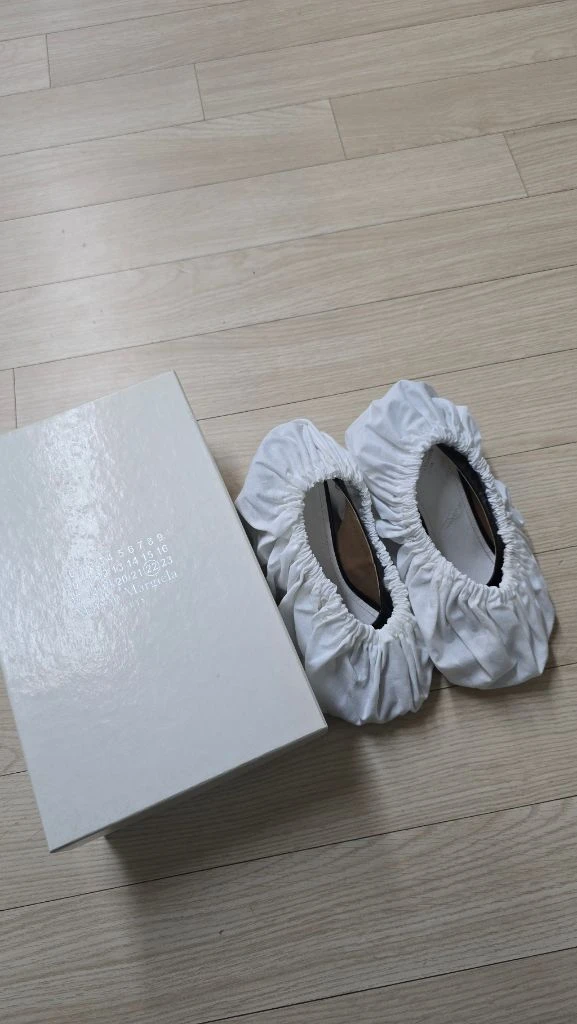 마르지엘라 타비 슬링백 펌프스 이미지