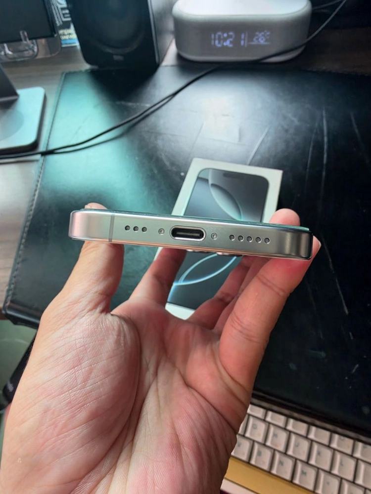아이폰 16프로 티타늄화이트 256GB 배터리 성능 100% 팝니다 이미지