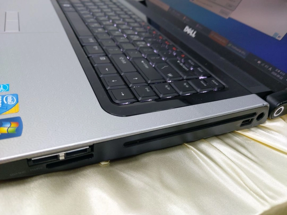 i7 쿼드코어 노트북 라데온 그래픽 이미지