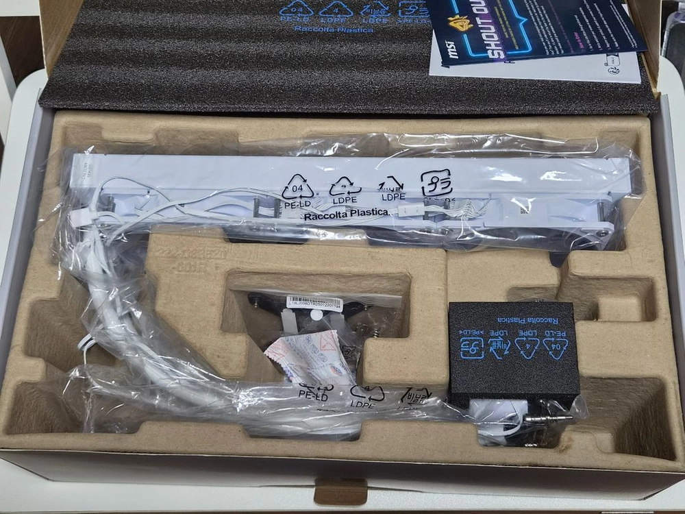 msi A13 360 화이트 수랭 쿨러 이미지