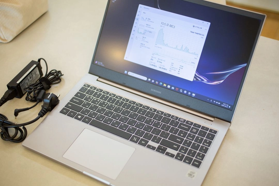 삼성 노트북 플러스 15.6인치 (i5-10210U, 16GB RAM, 512GB SSD) 이미지