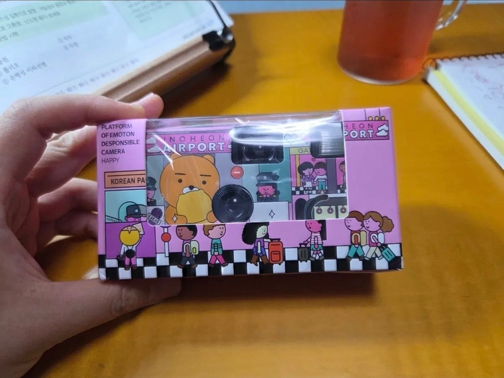 카카오프렌즈 디자인이 적용된 필름 카메라입니다. 이미지