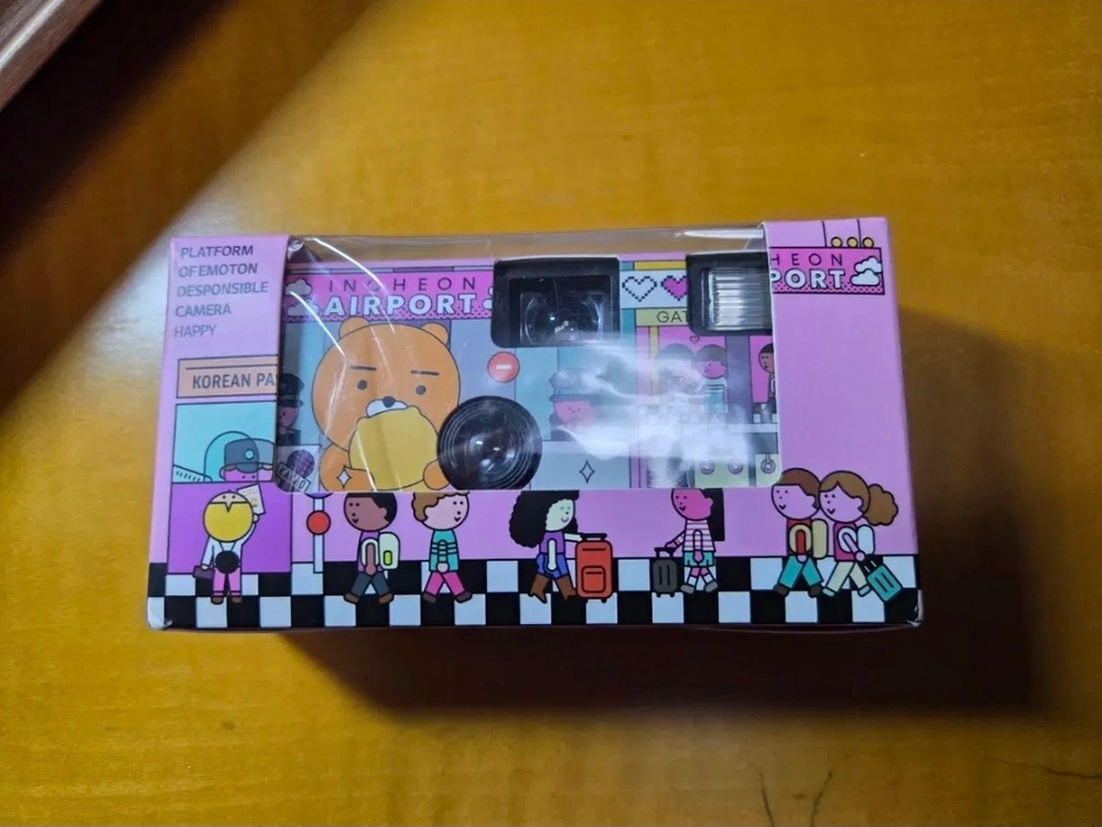 카카오프렌즈 디자인이 적용된 필름 카메라입니다. 이미지