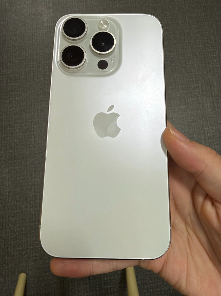 아이폰 15pro 화이트 티타늄 128GB 풀박+악세사리 판매합니다 이미지
