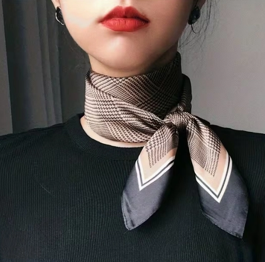고급스런 체크 패턴 스카프 이미지
