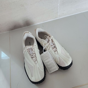 새제품 18만원짜리 코오롱브랜드 언다이드룸 스니커즈 운동화 UNDYED ROON 이미지