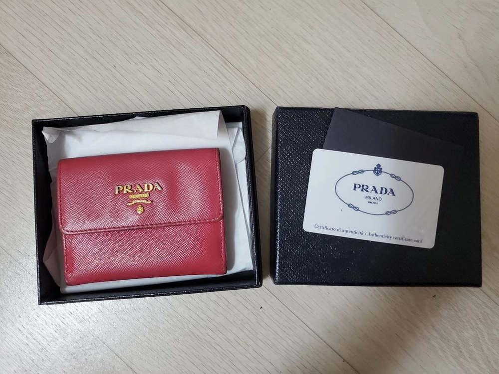 프라다 사피아노 푸시아 메탈 반지갑 (정품 박스, 속지, 보증 카드) 이미지