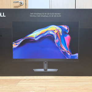 델 울트라 샤프 32인치 4K QD-OLED 모니터 팝니다 이미지
