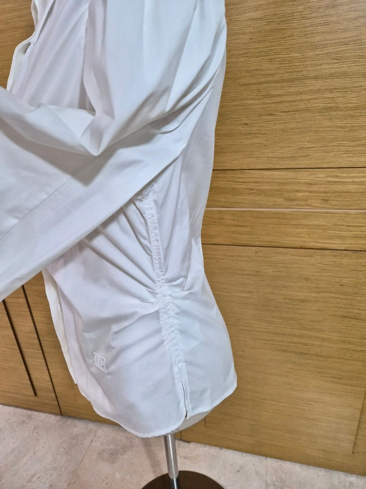 오브제 화이트 블라우스 이미지