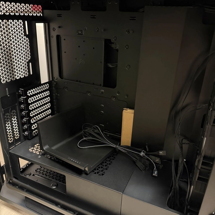 커세어 5000T RGB 블랙 케이스 이미지