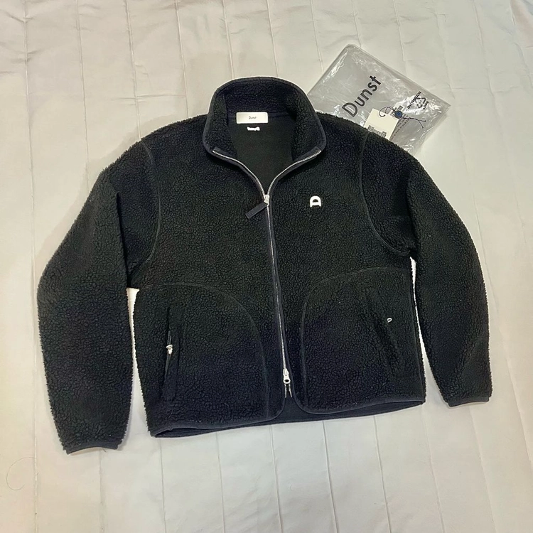 던스트 크롭 후리스 플리스 집업 자켓 UNISEX LEATHER LOGO FLEECE JACKET BLACK 이미지