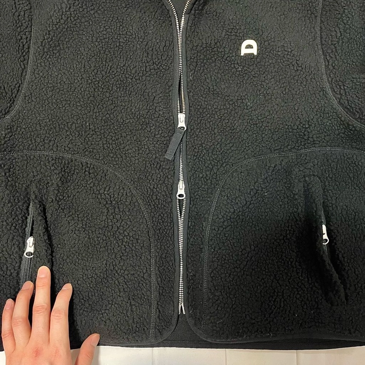 던스트 크롭 후리스 플리스 집업 자켓 UNISEX LEATHER LOGO FLEECE JACKET BLACK 이미지