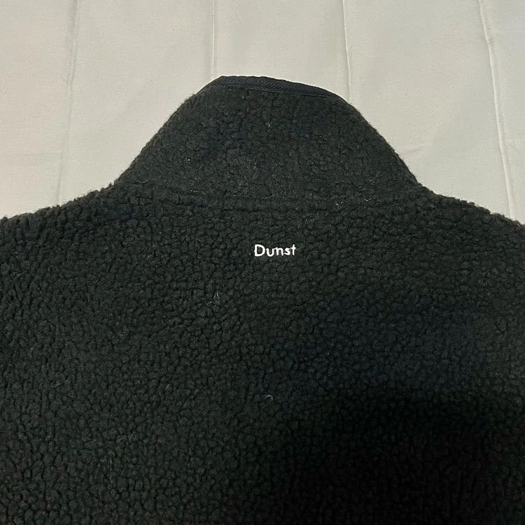 던스트 크롭 후리스 플리스 집업 자켓 UNISEX LEATHER LOGO FLEECE JACKET BLACK 이미지