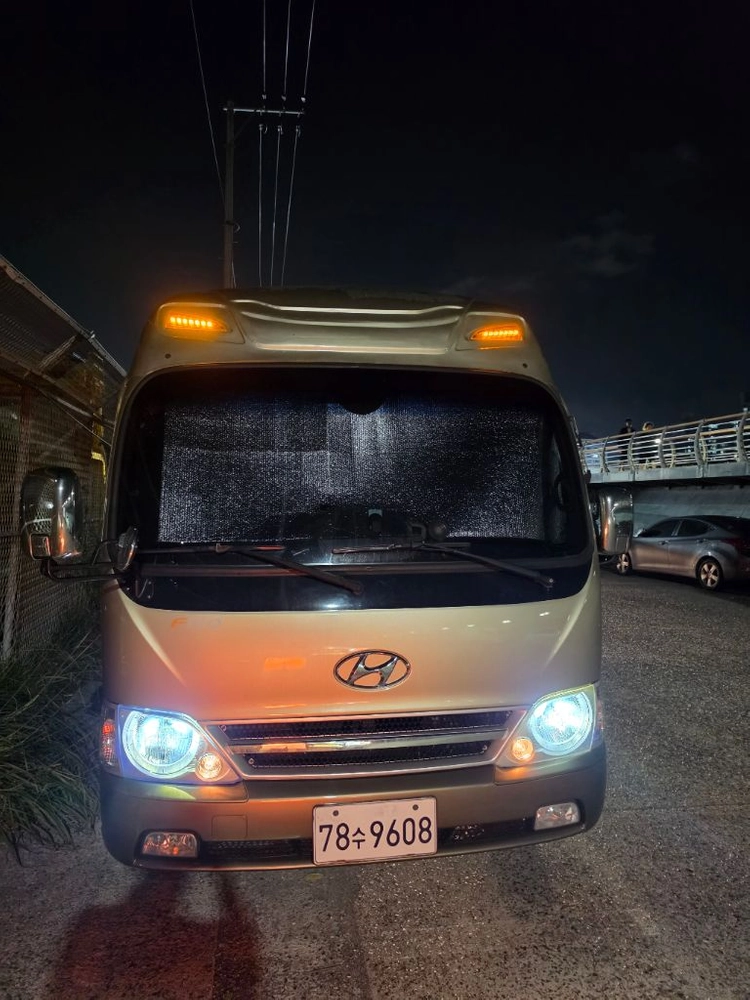 카운티 롱바디모터홈 캠핑카 이미지