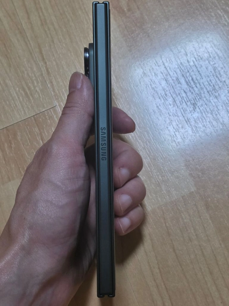 (새것급) 갤럭시 폴드8 울트라 자급제 그린쉐도우 512GB 팔아요 이미지