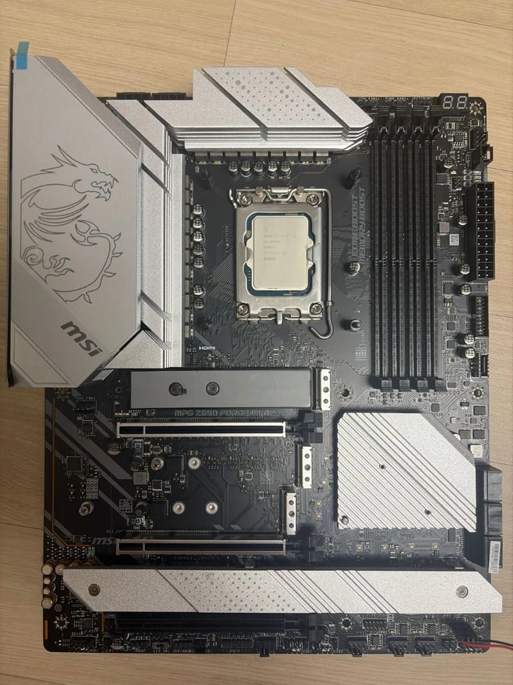 13900k+msi MPG z690 세트 방금 해체함 이미지