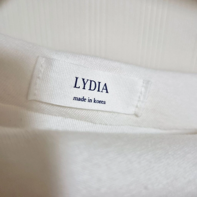 새상품 LYDIA 여성55 S 언발란스 오프숄더 아이보리 크롭 스판 긴팔 티셔츠 고퀄 여성의류 봄옷 가을옷 촉감좋은 이미지