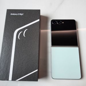갤럭시z 플립7 256G 민트 팝니다 이미지