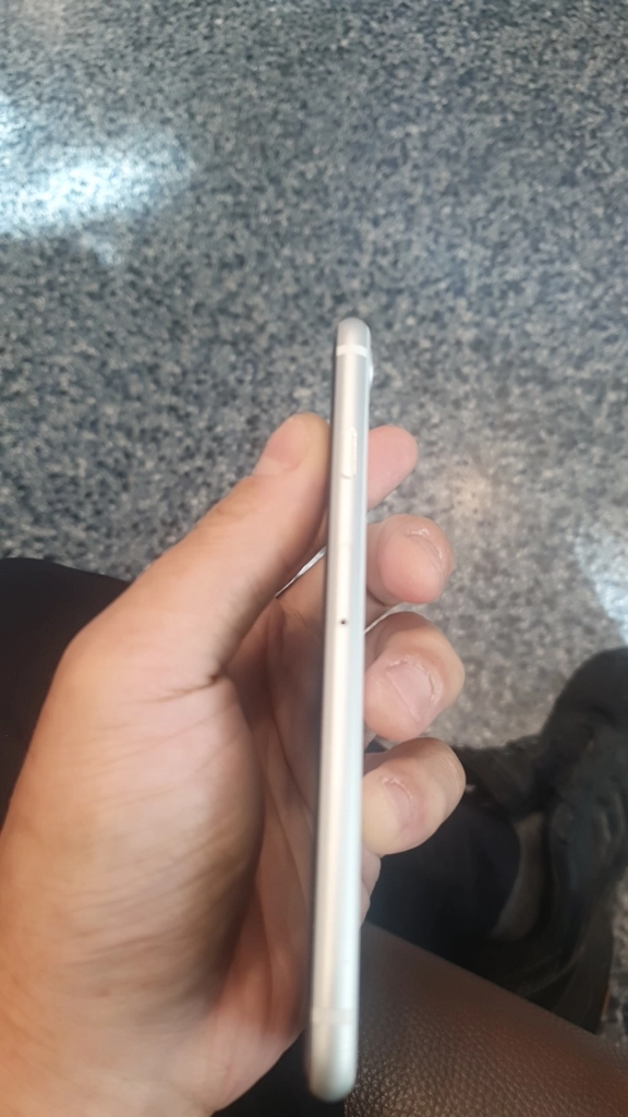 아이폰se2화이트 부품용입니다 이미지