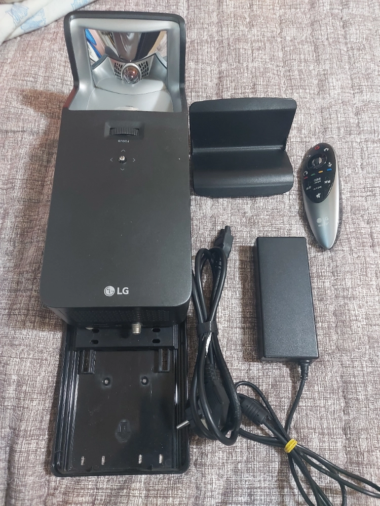 LG PF1000U 초단초점 빔프로젝터 이미지
