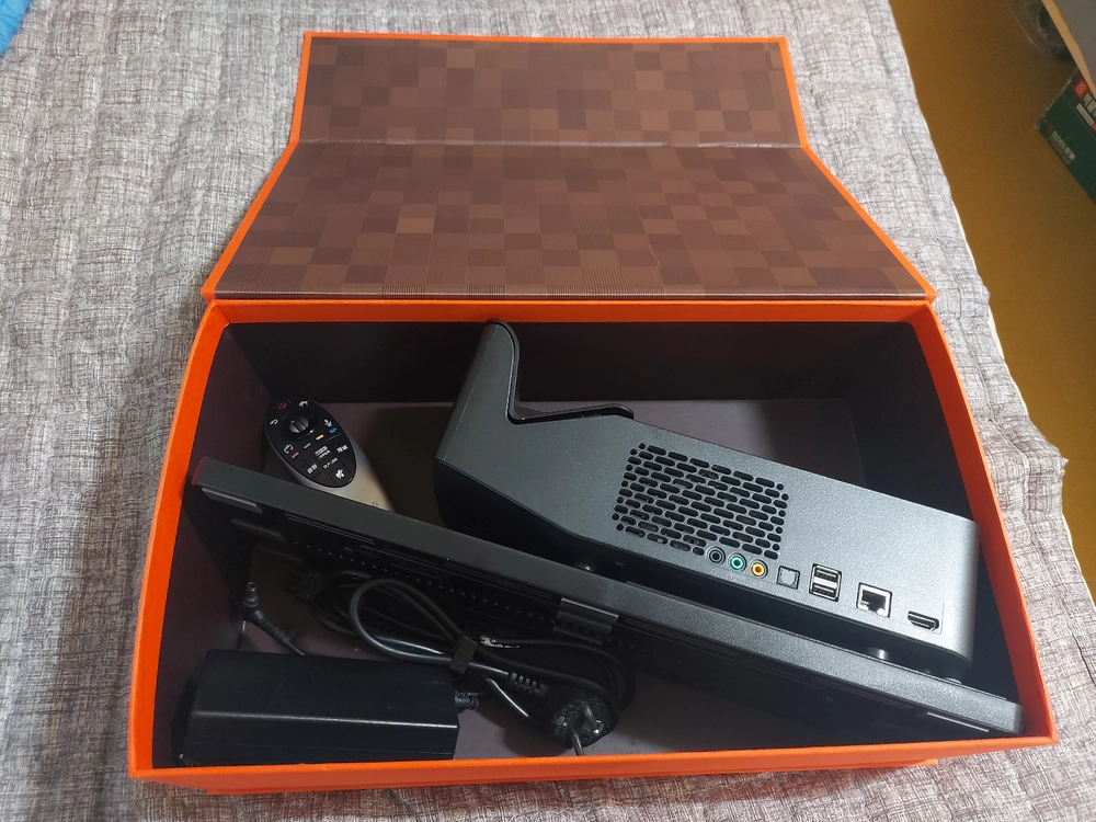 LG PF1000U 초단초점 빔프로젝터 이미지
