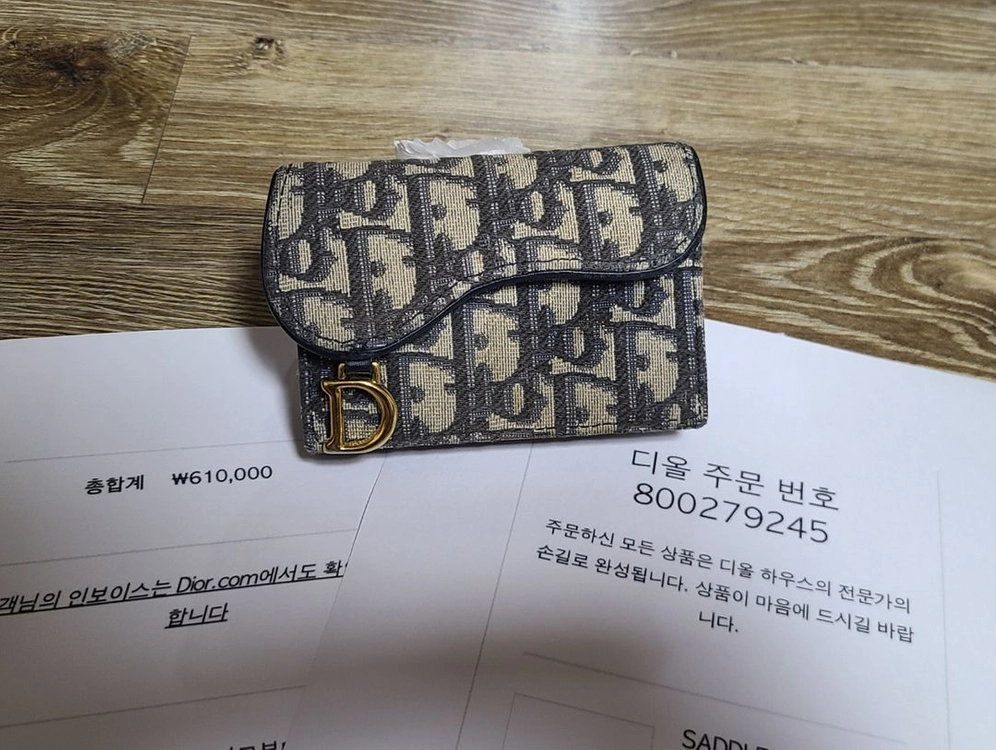 마지막가격)디올 새들 카드지갑 명품반지갑구찌루이비통프라다셀린느샤넬톰브라운고야드에르메스생로랑보테가 이미지
