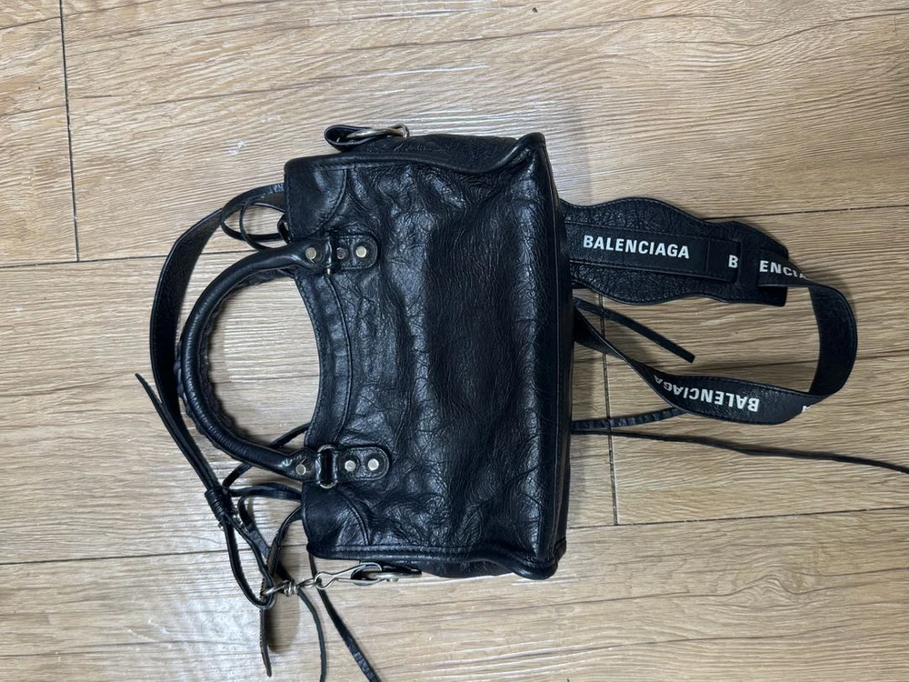 발렌시아가 시티백 미니 로고스트랩 은장 이미지