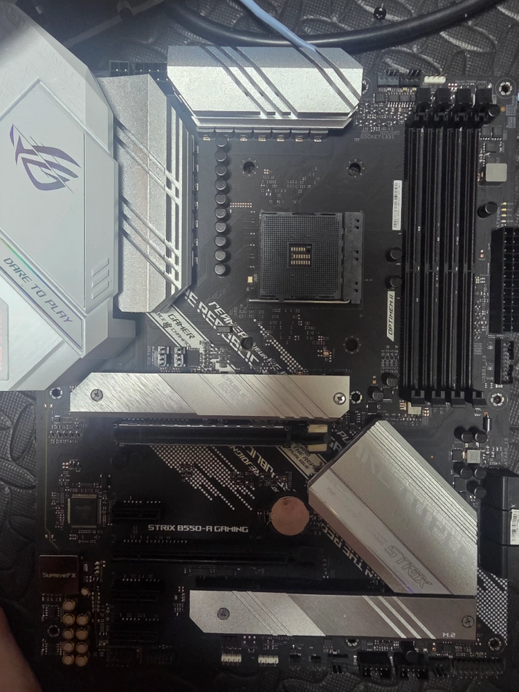 B550a gaming rogstrix 메인보드 이미지