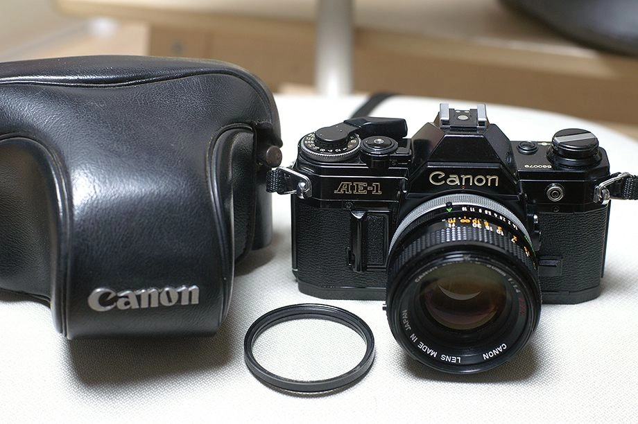 캐논 베스트셀러 AE-1(FD50mm 1.4 S.S.C ) 블랙버젼(케이스포함) 팝니다 이미지