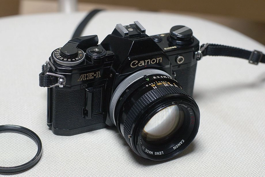 캐논 베스트셀러 AE-1(FD50mm 1.4 S.S.C ) 블랙버젼(케이스포함) 팝니다 이미지