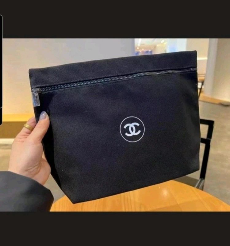 <새제품>샤넬 맥시 블랙 파우치 이미지