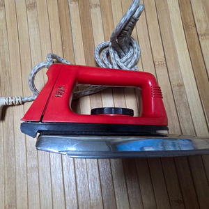레트로 감성 가득한 금성 전기 다리미 EI-720B 레드 색상이에요. 이미지