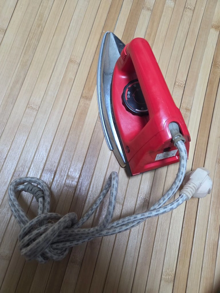 레트로 감성 가득한 금성 전기 다리미 EI-720B 레드 색상이에요. 이미지