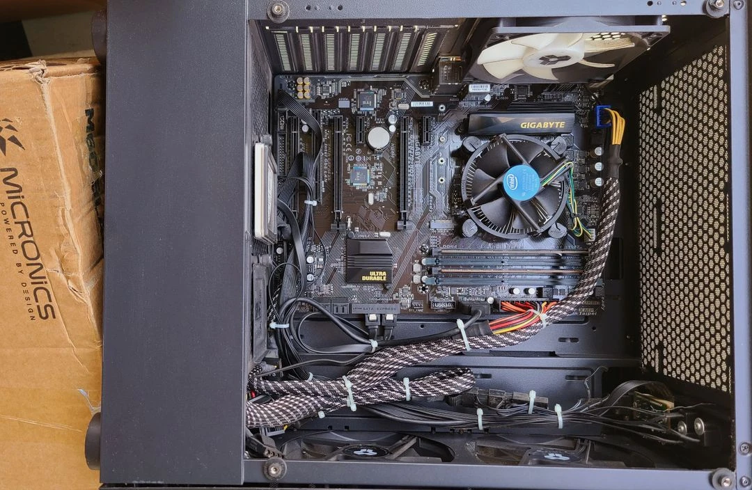 사무용 데스크탑 pc 본체 이미지