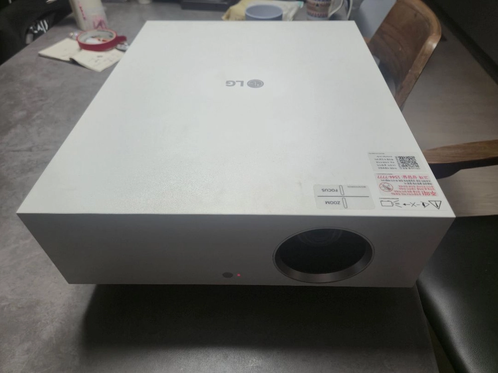 LG 시네빔 HU810PW 4K 빔프로젝터깨끗하고 작동잘됩니다 이미지