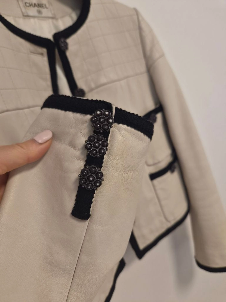 샤넬(CHANEL) 퀼팅 가죽 자켓 (화이트/블랙) 이미지