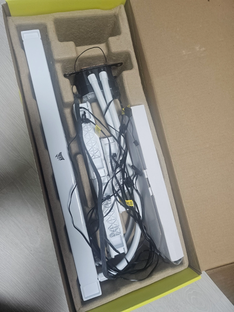 커세어의 H150i 엘리트 CAPELLIX 수랭쿨러 화이트 색상입니다. 이미지