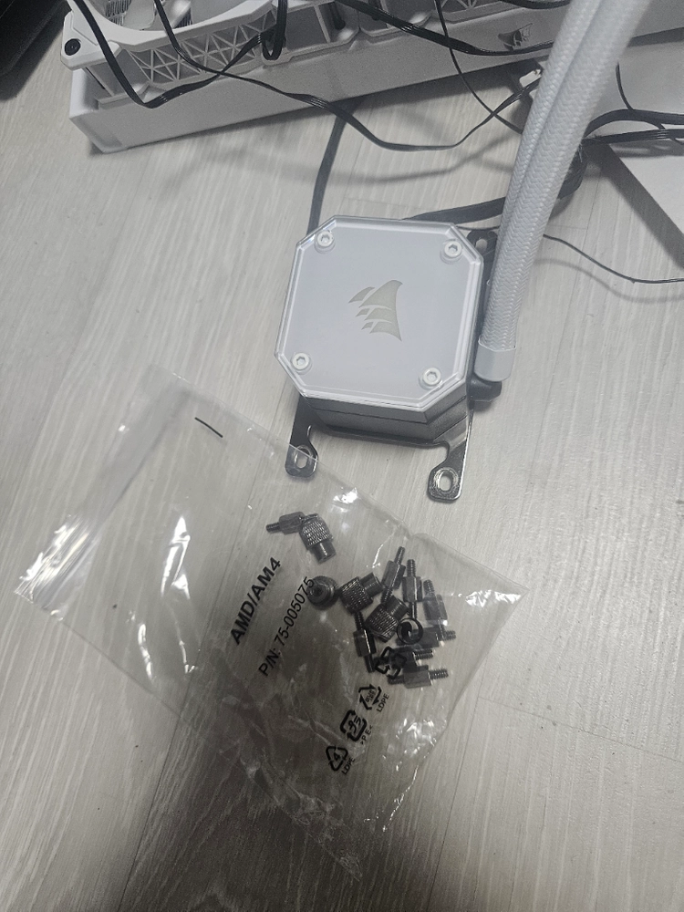 커세어의 H150i 엘리트 CAPELLIX 수랭쿨러 화이트 색상입니다. 이미지