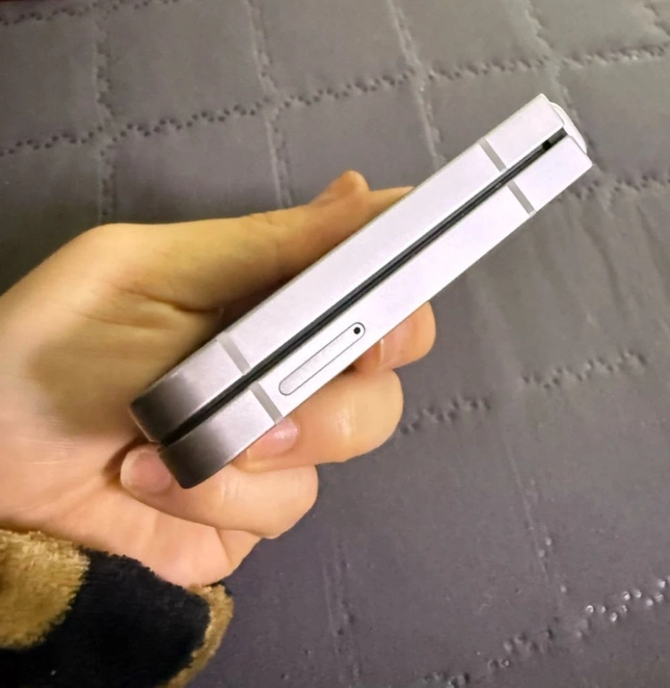 삼성 갤럭시 Z 플립6 실버 256GB 이미지