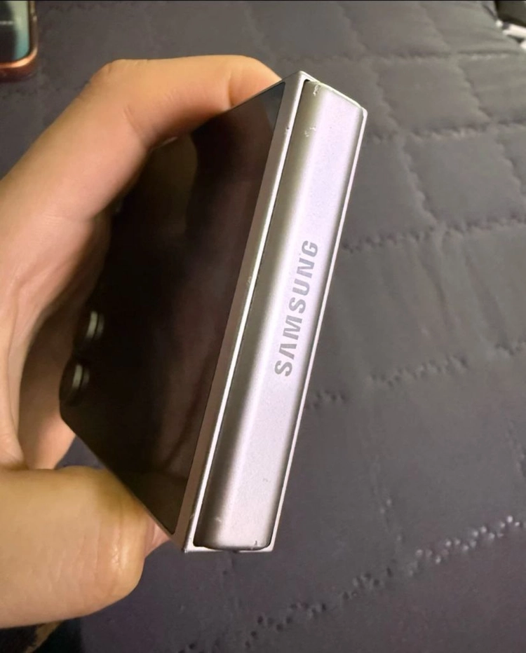 삼성 갤럭시 Z 플립6 실버 256GB 이미지